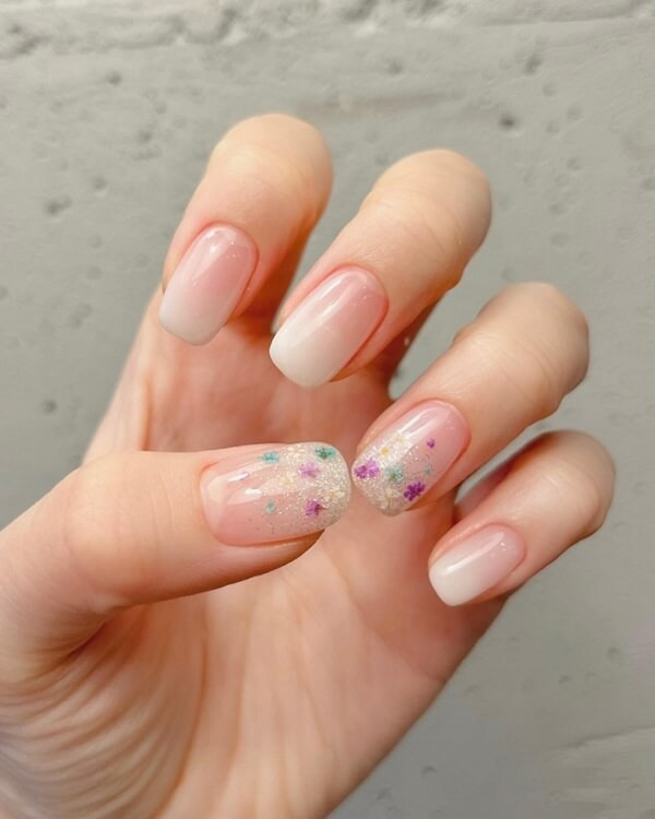 Mẫu nail tay đơn giản với họa tiết kẻ sọc