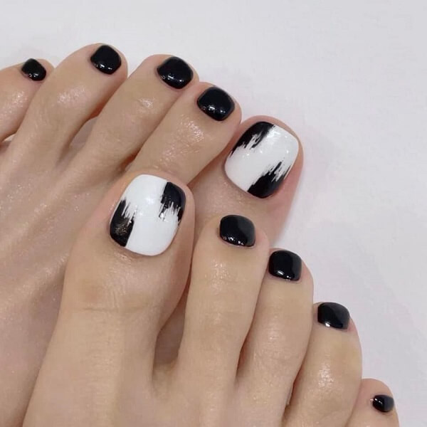 alt: Mẫu nail trắng đen đơn giản với đường kẻ sọc