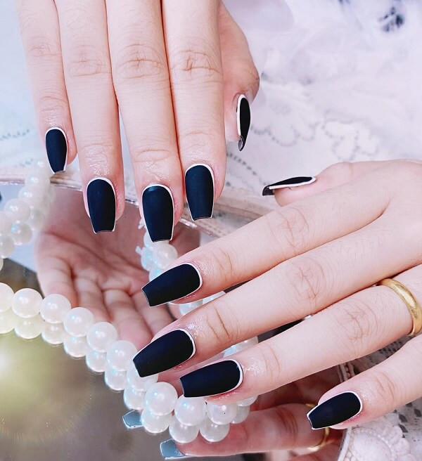 alt: Mẫu nail trắng đen đơn giản với họa tiết ziczac