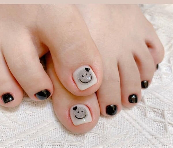 alt: Mẫu nail trắng đen đơn giản với họa tiết hình học