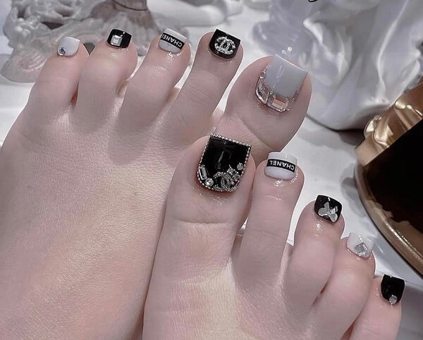 alt: Mẫu nail trắng đen đơn giản phối hợp cùng đá nhỏ