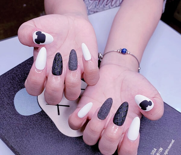 alt: Mẫu nail trắng đen đơn giản với họa tiết hình học