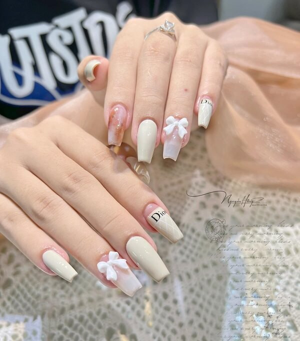 Nail trắng đơn giản