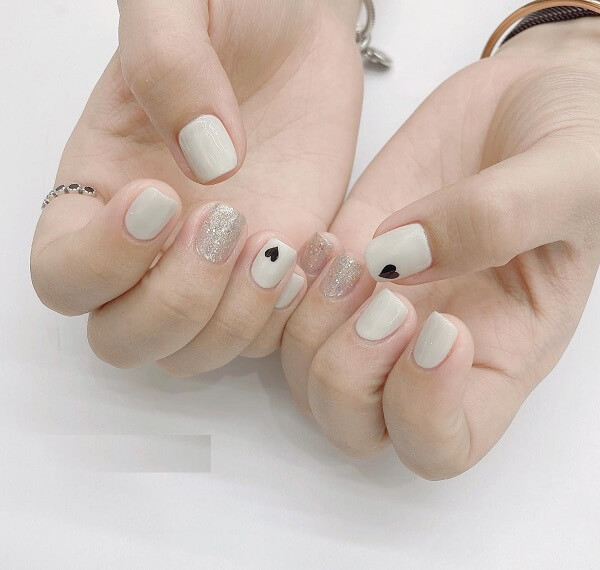 Nail trắng đơn giản