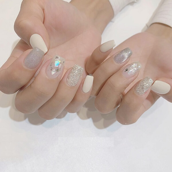 Nail trắng sữa