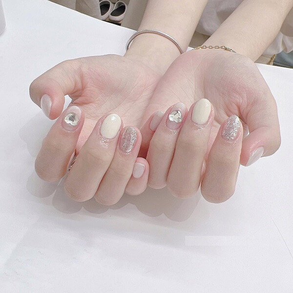 Nail trắng sữa