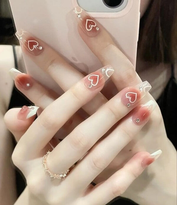 alt: Mẫu nail xinh cute đính đá lấp lánh