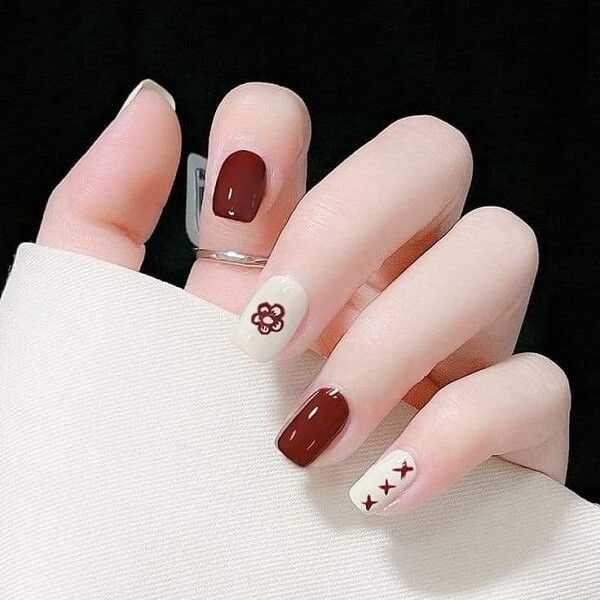 alt: Mẫu nail xinh cute với họa tiết chấm bi