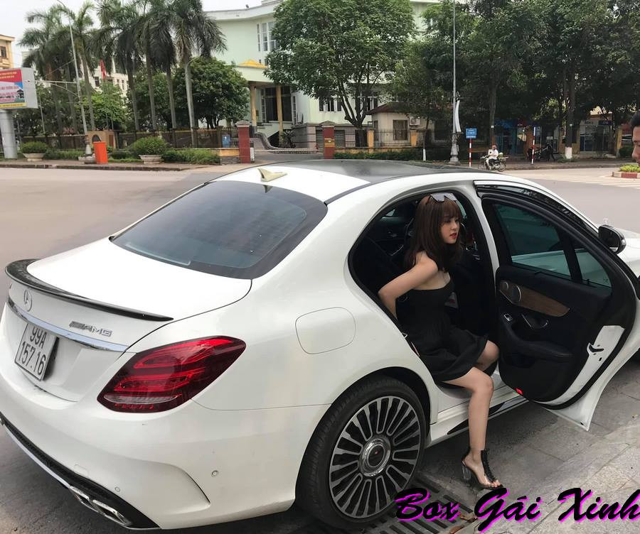 Ngọc Éng xinh đẹp bên chiếc Mercedes sang trọng