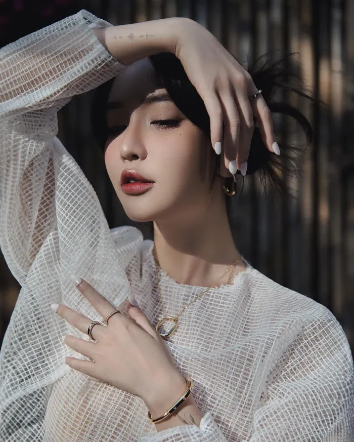 Bích Phương sexy trong bộ váy gợi cảm đầy quyến rũ