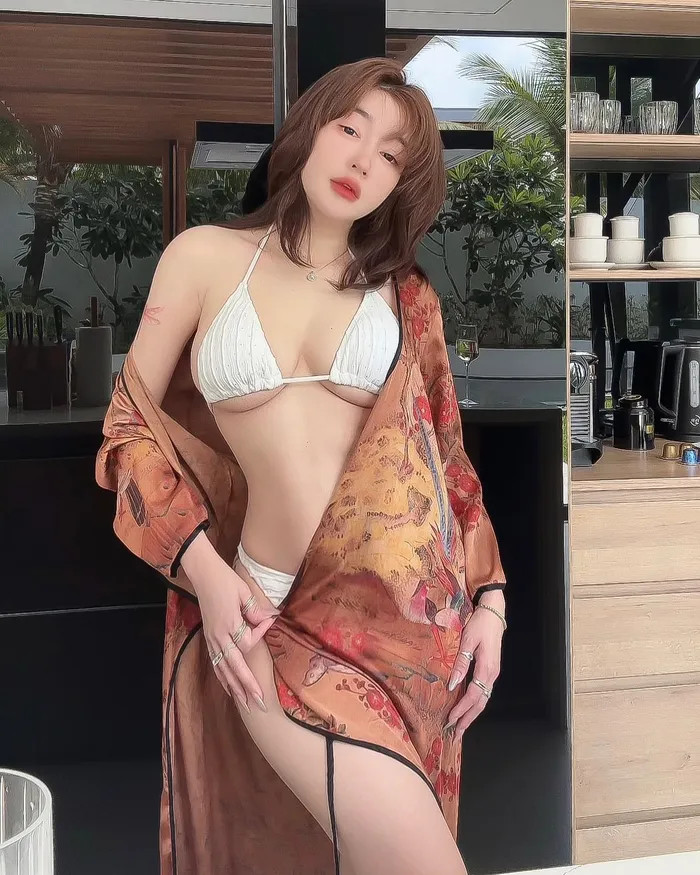 Elly Trần khéo léo khoe vòng một đầy quyến rũ