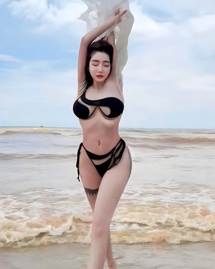 Hình ảnh Elly Trần trong trang phục sexy tại một sự kiện thời trang