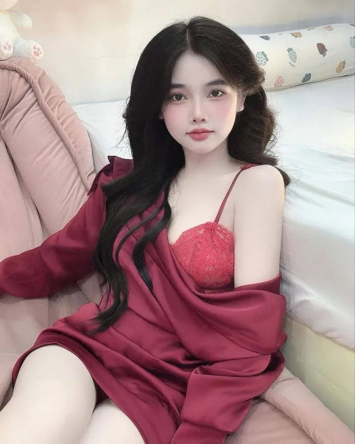 ảnh gái xinh tóc dài dễ thương bên bờ biển