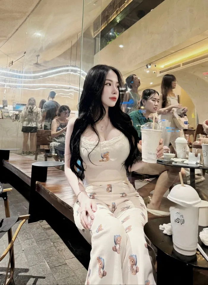 ảnh gái xinh tóc dài trong bộ trang phục năng động
