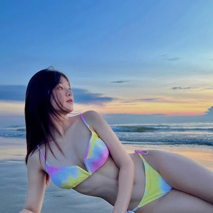 Ảnh Hoàng Yến Chibi bikini phơi mình ở bãi cát