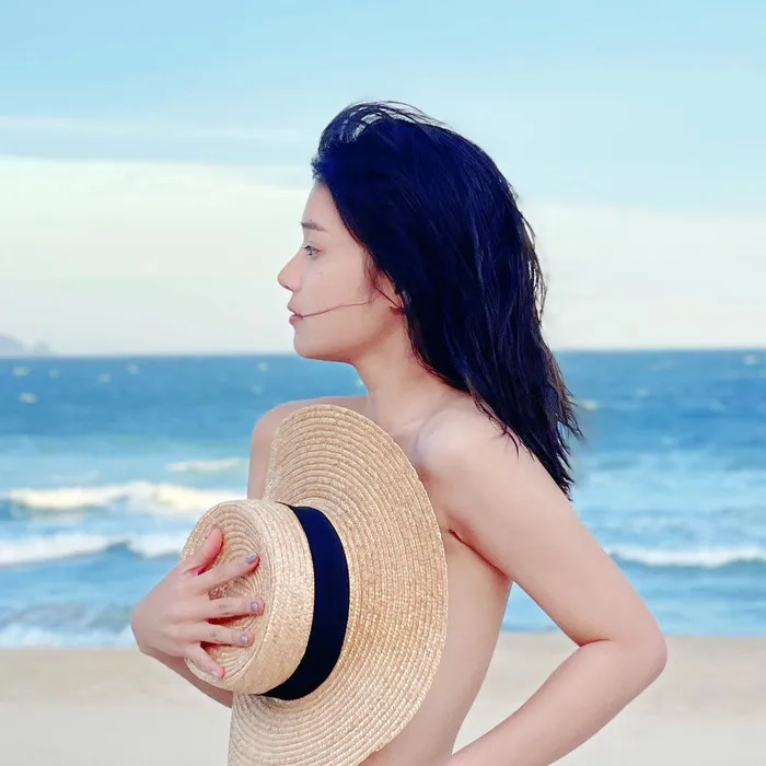 Hoàng Yến Chibi bikini với bộ ảnh nude lấy mũ che ngực