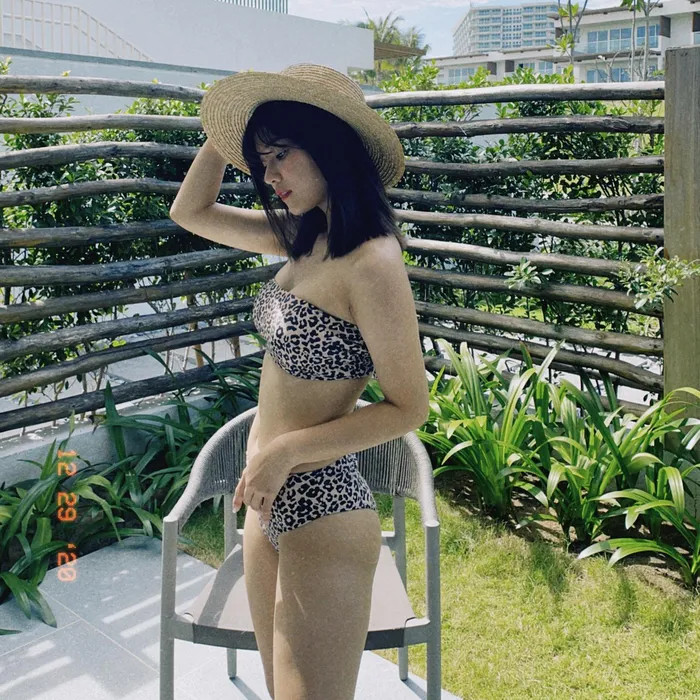 Hoàng Yến Chibi bikini khoe dáng cực đẹp trong vườn