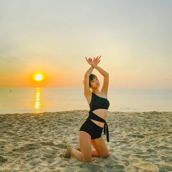 Hoàng Yến Chibi bikini sexy tạo dáng ở biển