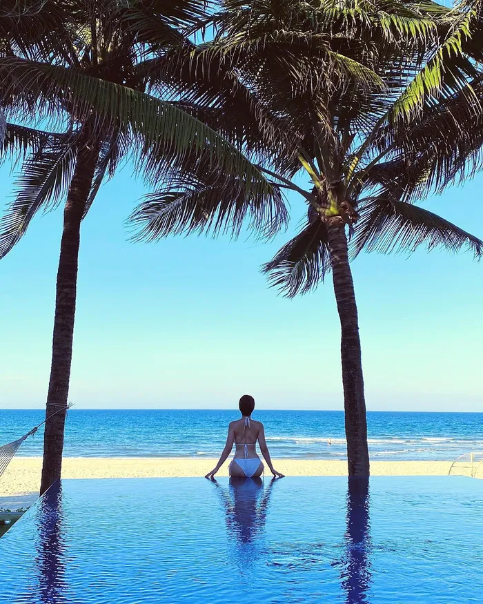 Huyền Lizzie cuốn hút với bikini ở nhiều góc độ