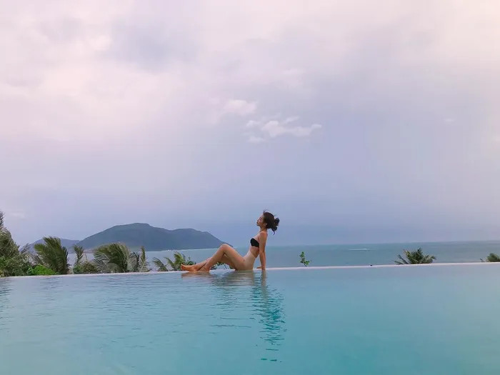 Khả Ngân tự tin khoe dáng trong bộ bikini sexy bên hồ bơi