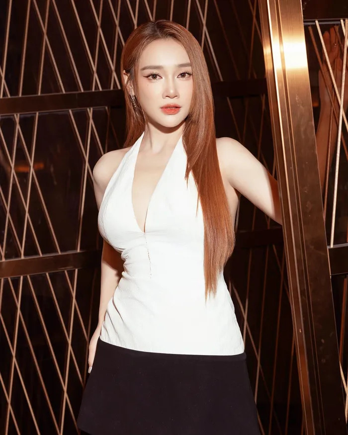 Ngắm Nhã Phương sexy với thần thái tự tin