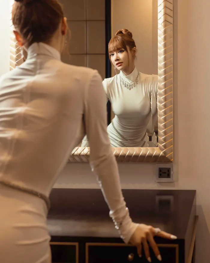 Nhã Phương sexy cực phong cách trước gương