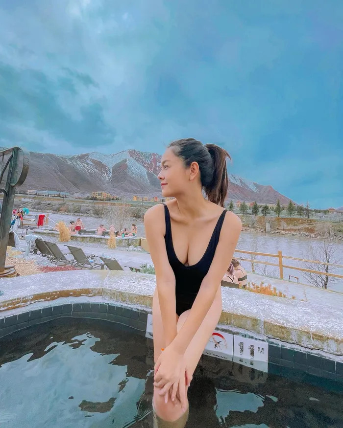 Phạm Quỳnh Anh nổi bật trong bộ bikini màu xanh