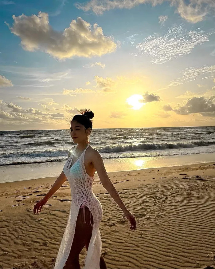 Puka khoe dáng chuẩn bên bờ biển, thu hút mọi ánh nhìn