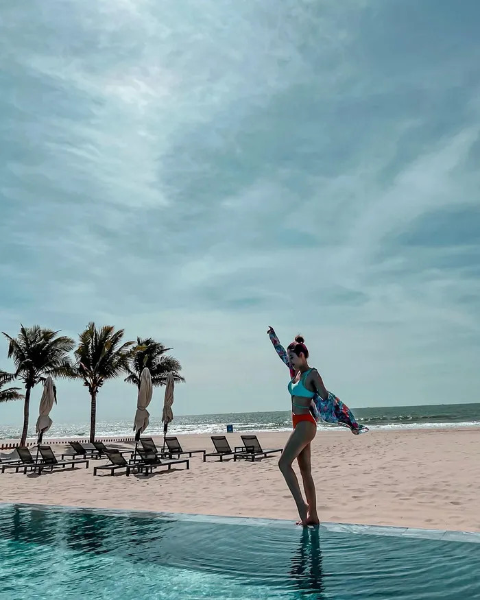 Puka bikini quyến rũ bên hồ bơi với nụ cười rạng rỡ