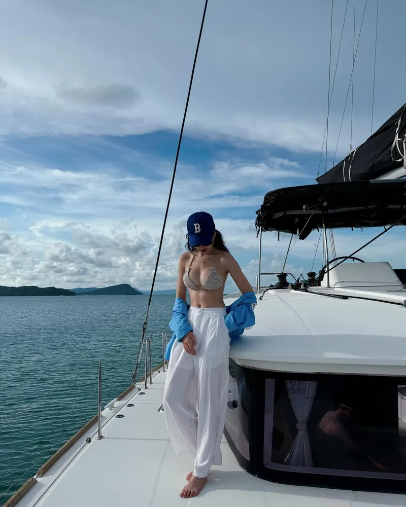 Bùi Quỳnh Hoa với vẻ đẹp quyến rũ đầy năng động trong bộ bikini màu đỏ