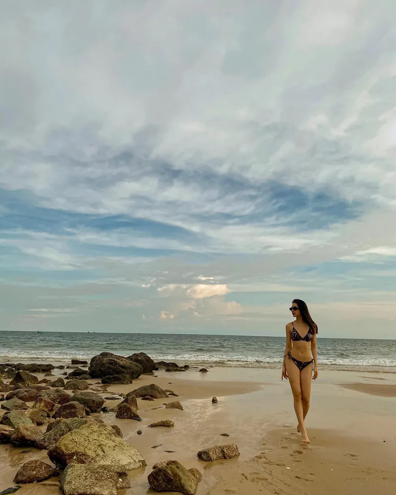 Bùi Quỳnh Hoa trong bộ bikini tối giản nhưng không kém phần nổi bật