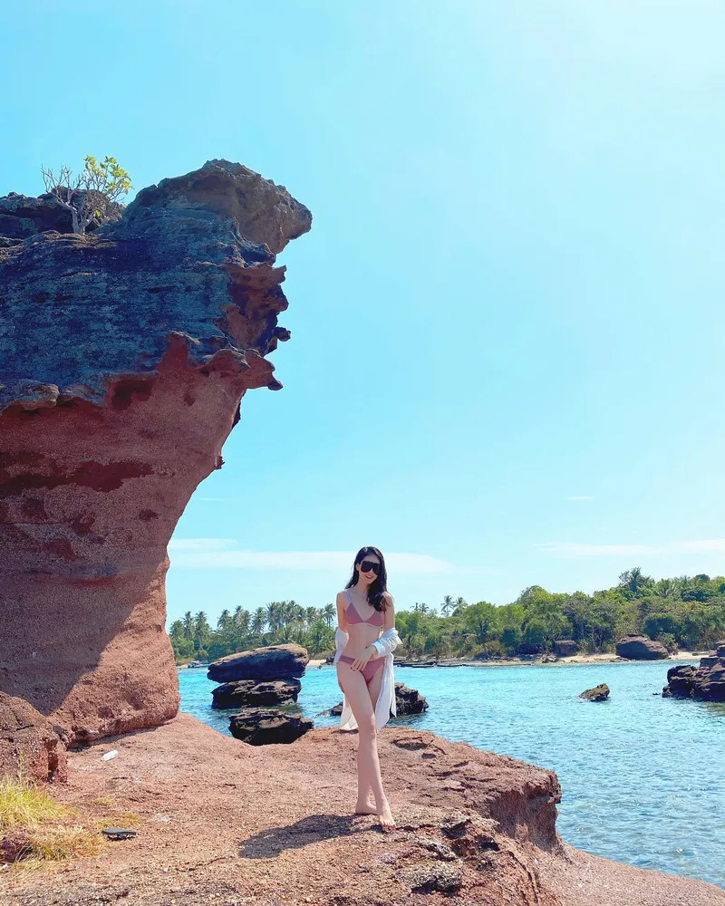 Tải ngay bức ảnh Bùi Quỳnh Hoa bikini đẹp mắt và cuốn hút