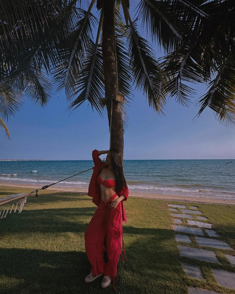 Bùi Quỳnh Hoa với bikini họa tiết nổi bật, tự tin khoe sắc