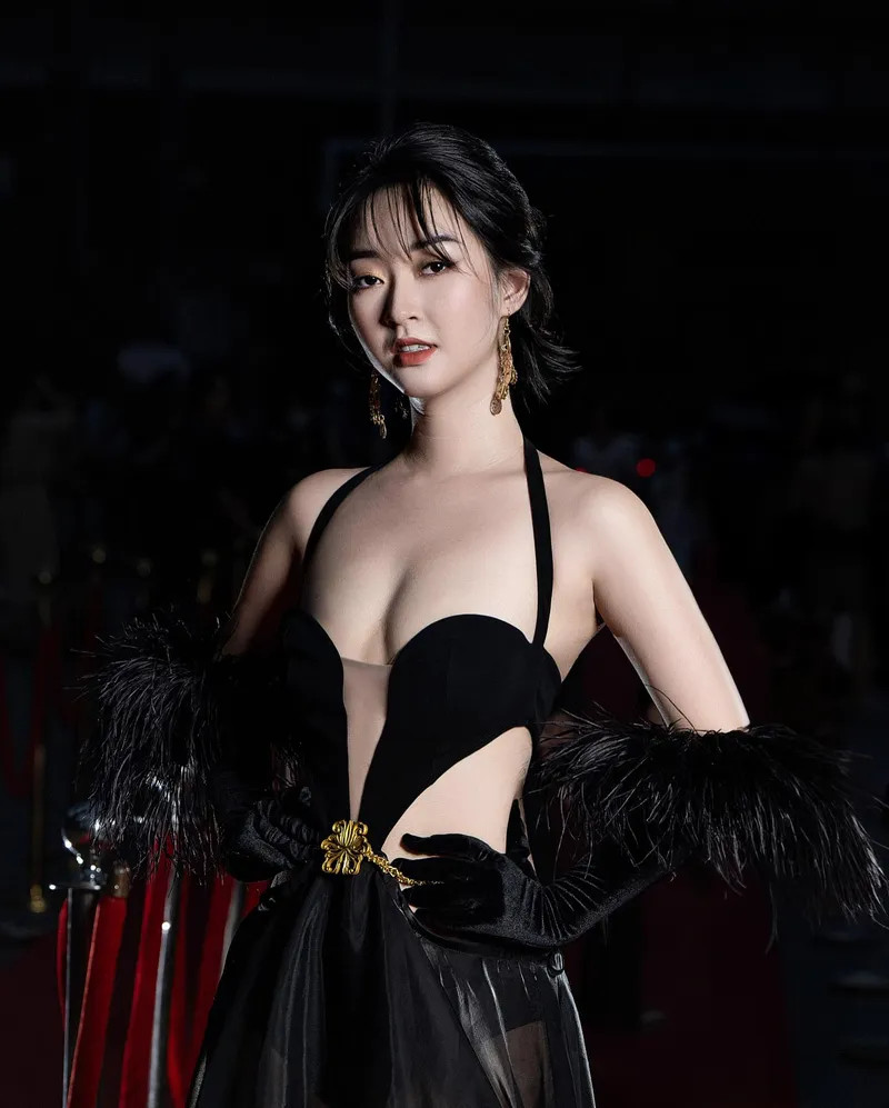 Bùi Thị Bích Diệp mặc bikini với phong cách gợi cảm