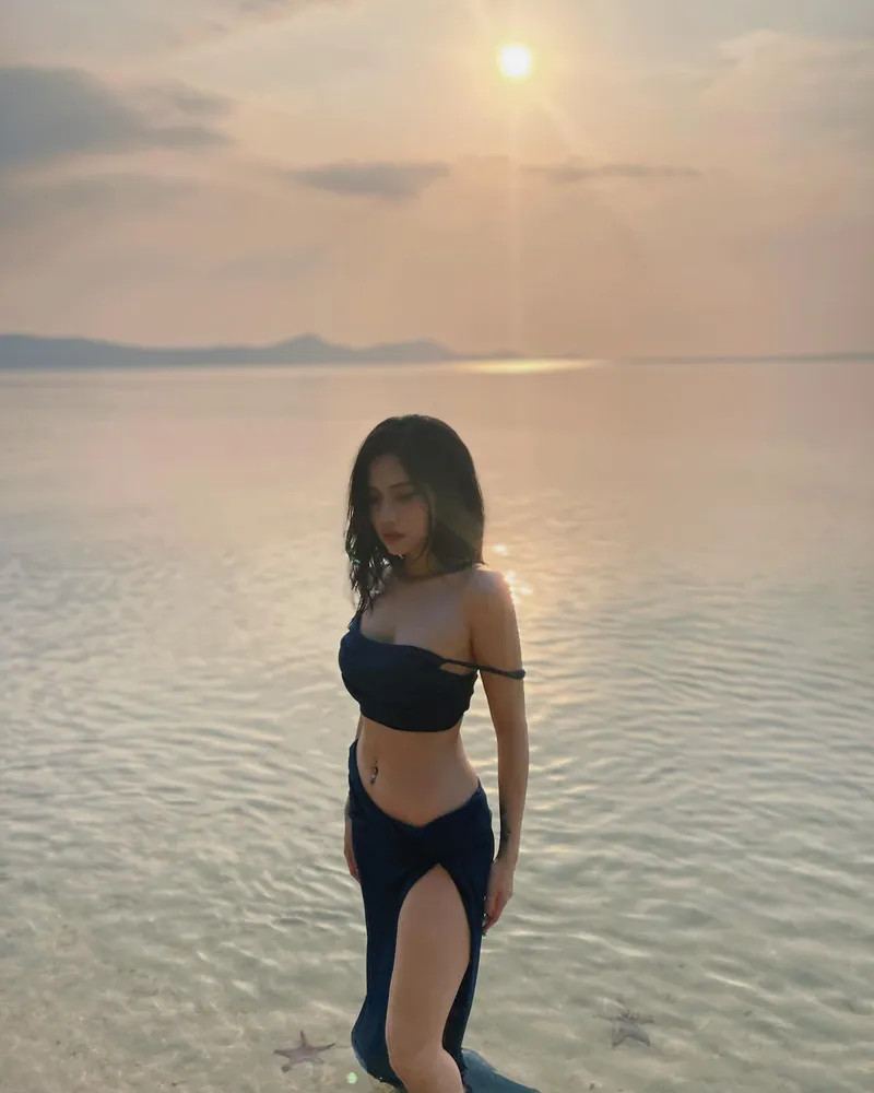 Châm Sứa quyến rũ trong từng khung hình của bộ ảnh bikini