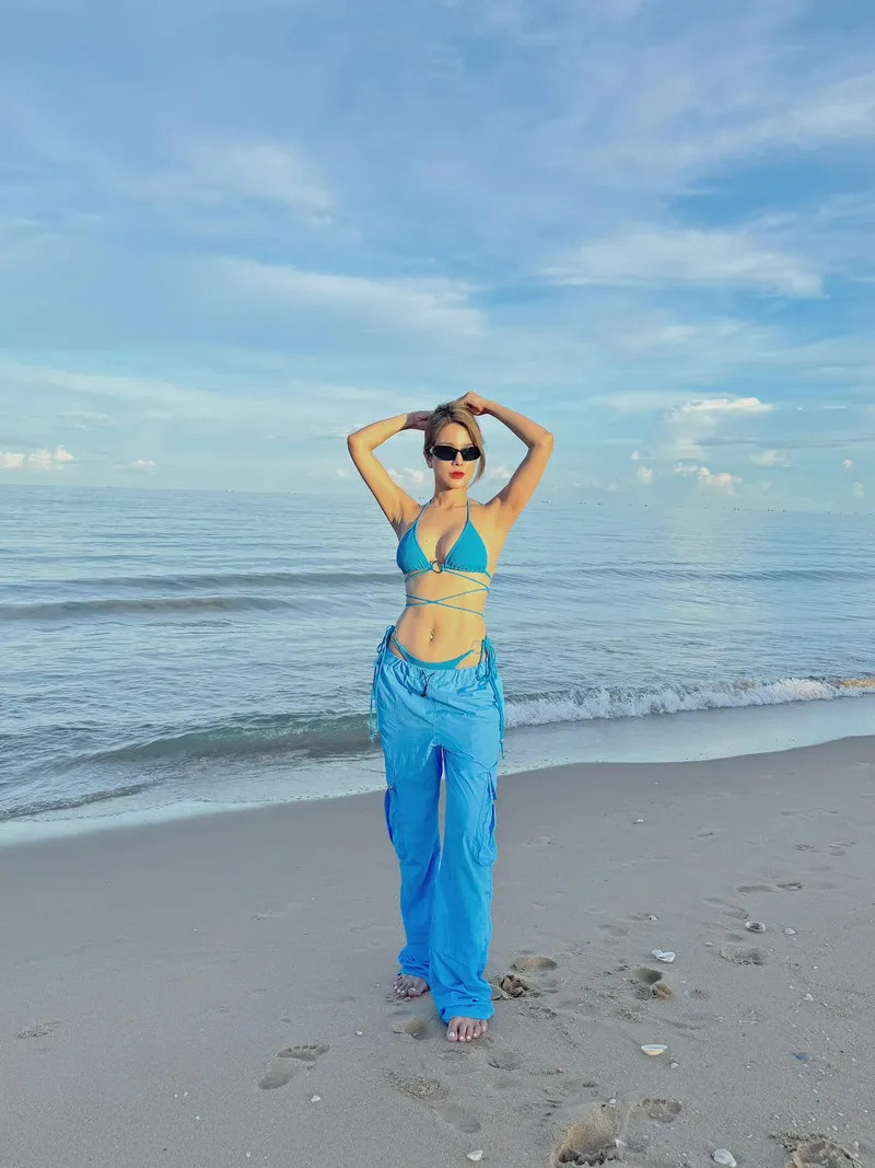Diệp Lâm Anh bikini quyến rũ