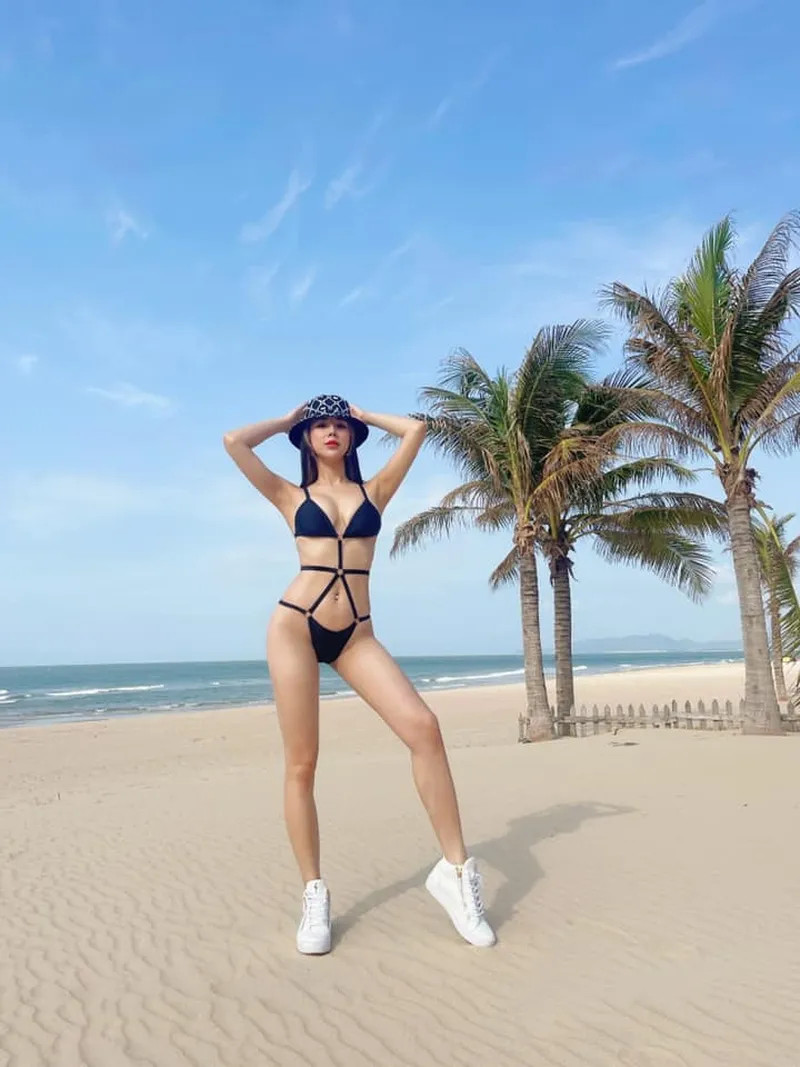 Diệp Lâm Anh bikini dáng chuẩn