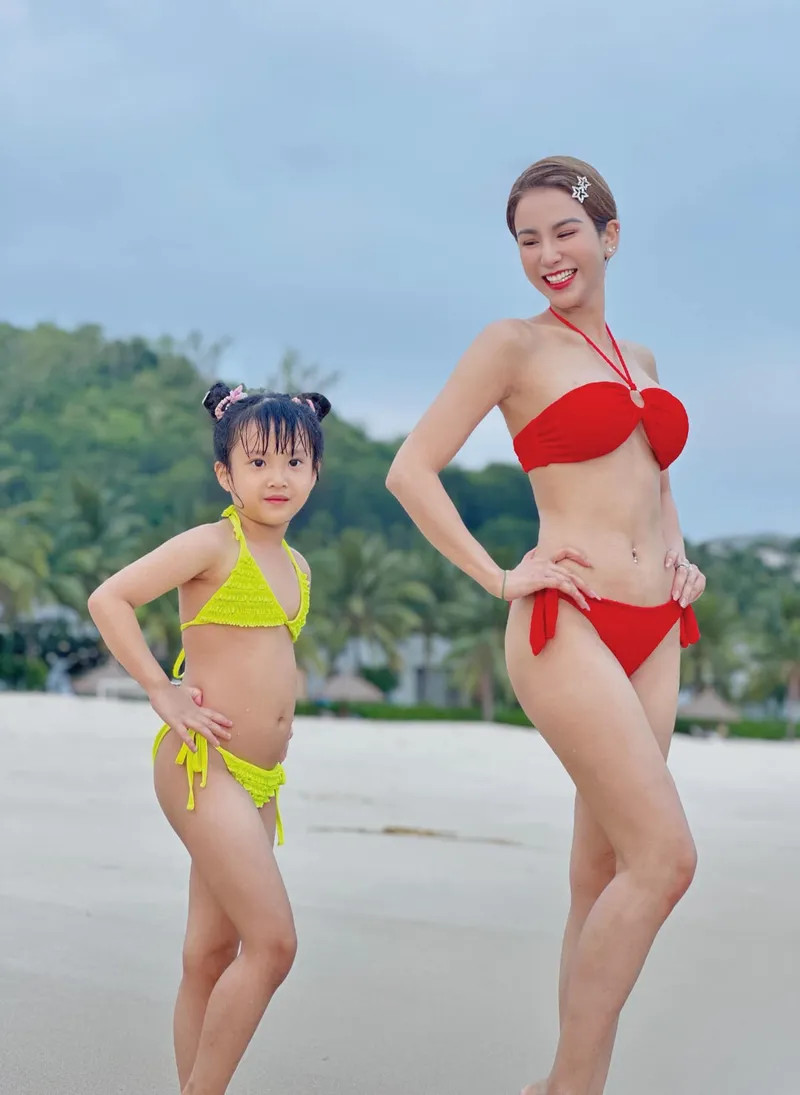 Diệp Lâm Anh bikini gợi cảm