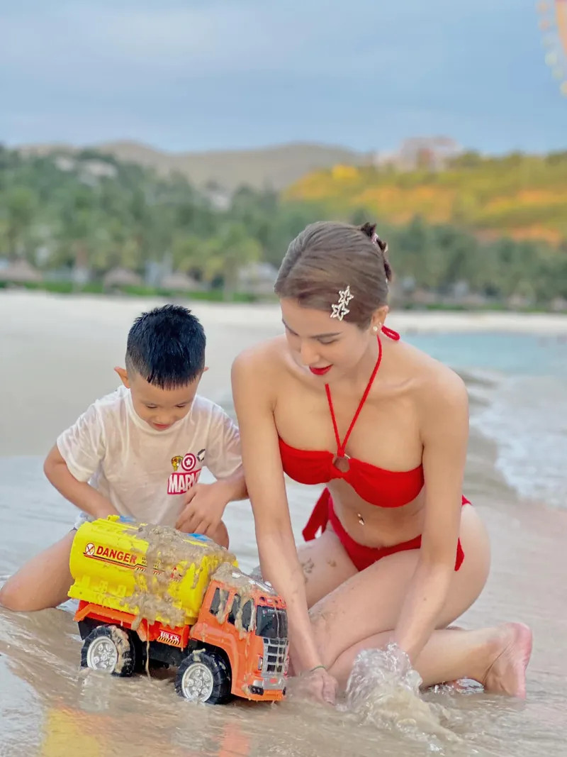 Hình Diệp Lâm Anh trong bikini đẹp