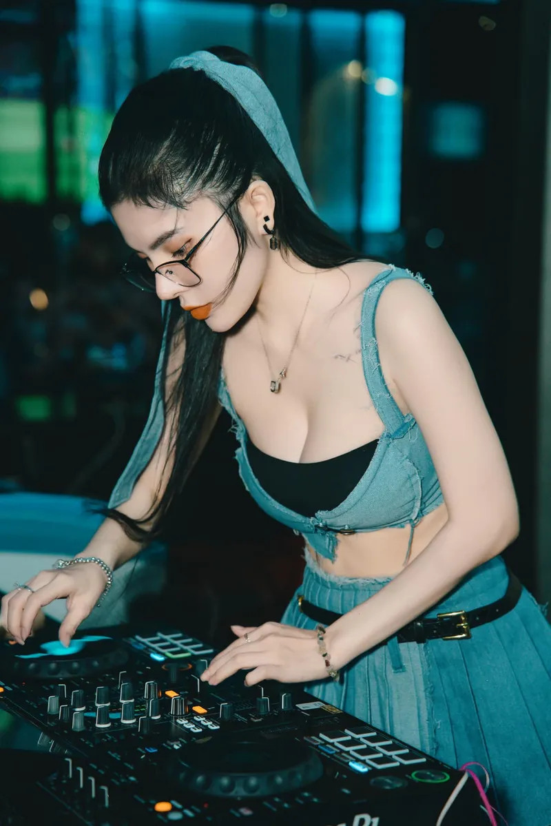 DJ Linh Hana nổi bật với phong cách đầy sức hút