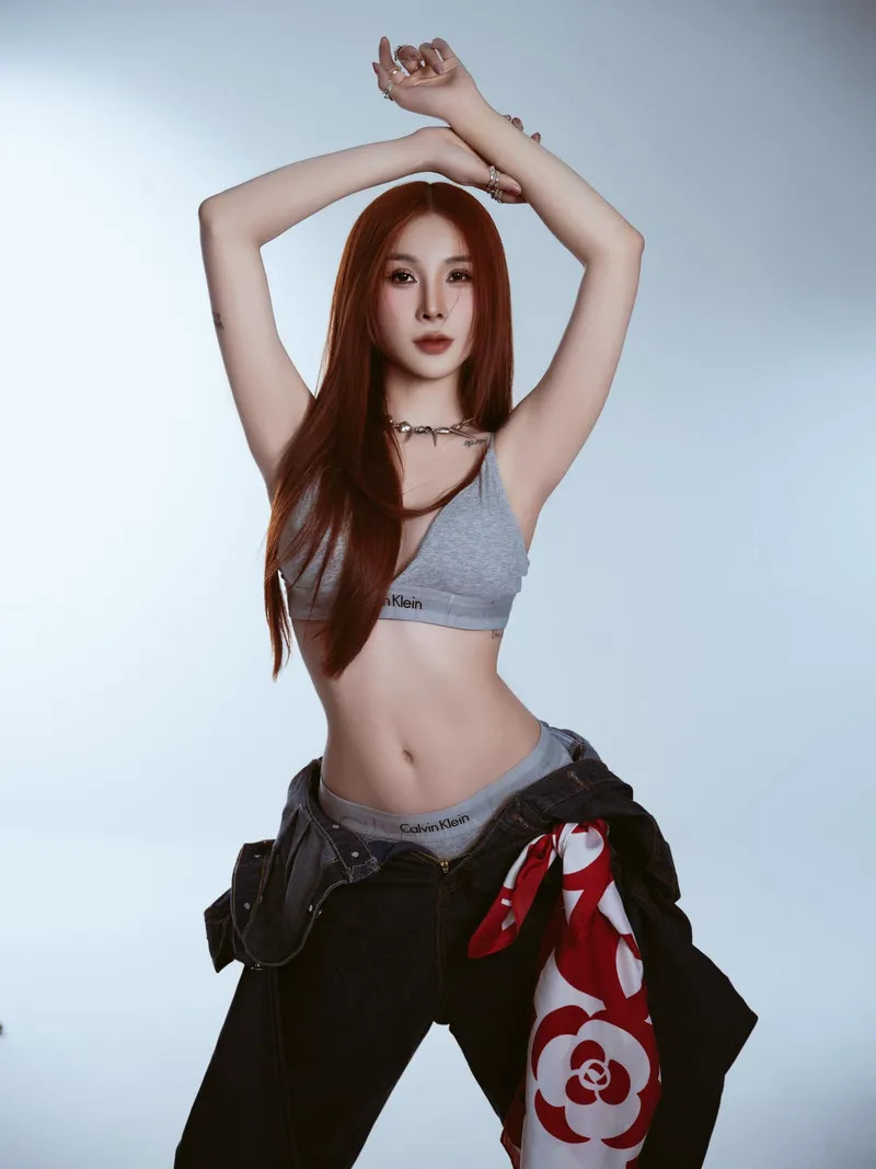 DJ Tina Thảo gợi cảm trong ánh đèn sân khấu