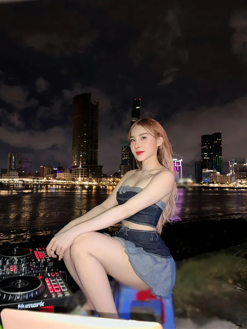 DJ Tina Thảo gợi cảm tạo nên phong cách ấn tượng