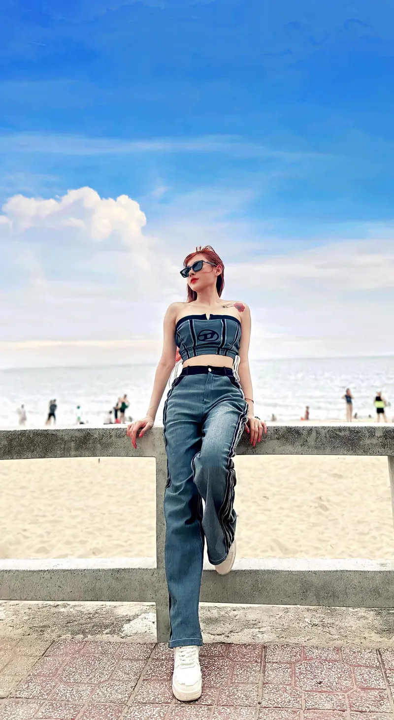 DJ Tina Thảo gợi cảm trong trang phục nổi bật