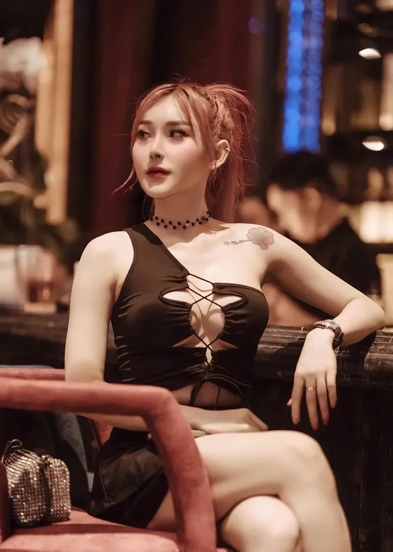 DJ Tina Thảo gợi cảm với gu thời trang cuốn hút