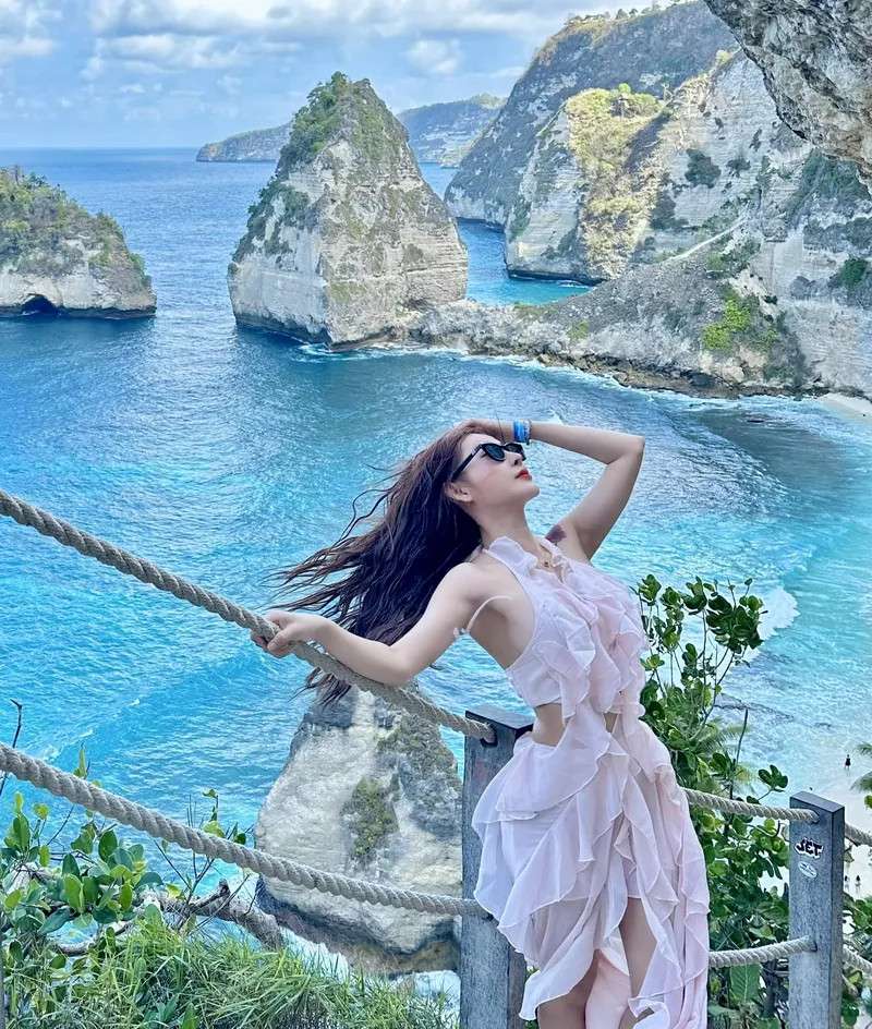 DJ Tina Thảo trong bộ trang phục quyến rũ