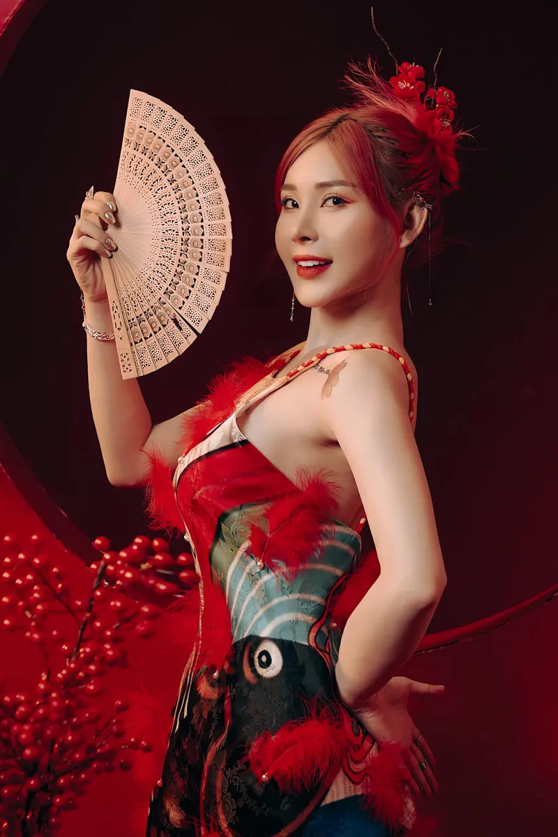 DJ Tina Thảo gợi cảm với nụ cười rạng rỡ
