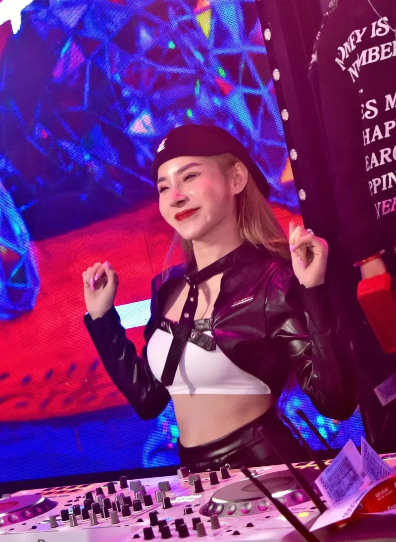 DJ Tina Thảo gợi cảm và đầy cá tính trong từng hình ảnh