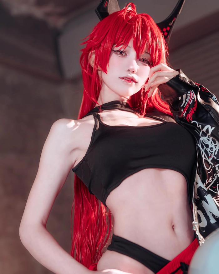 Gái xinh cosplay tóc đỏ