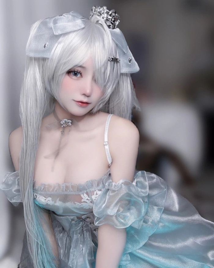 Gái xinh cosplay lộ bầu ngực căng tròn
