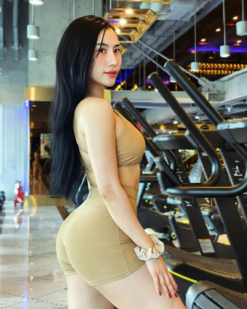 Gái xinh tạo dáng tự tin trong bộ đồ bó sát